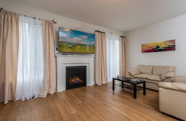 Sleeps 6 - Queen Beds - Perfect Location