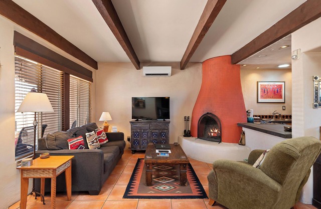 Bright, Colorful Condo w/Fireplace, Pool Access, Downtown Location