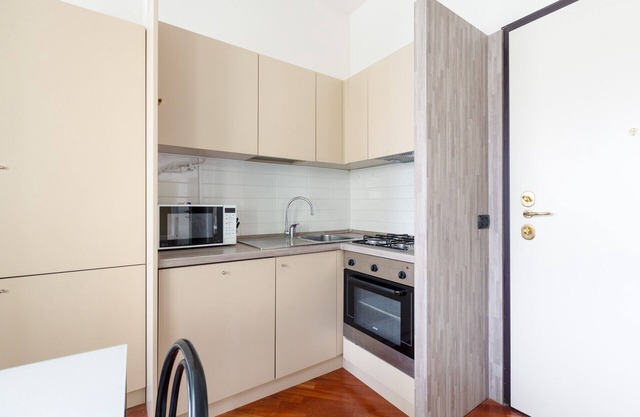 Bright & Comfy Apartment with Parking