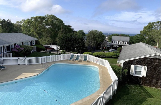 Bright condo w Pool, walking distance to town!