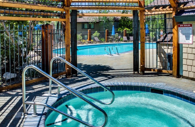 ¡NUEVO LISTADO! Brillante condominio w / piscina exterior compartida, jacuzzi, tenis, sauna