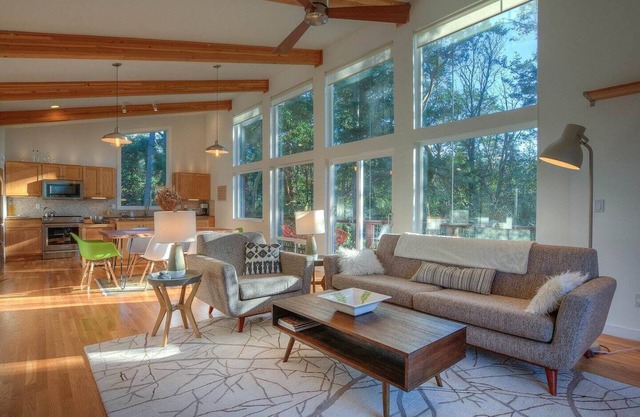 This house is a 2 bedroom(s), 1.5 bathrooms, located in Eastsound, WA.