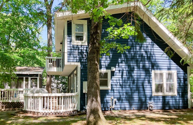 Bright cottage near beach with fast WiFi, washer/dryer, central AC & firepit