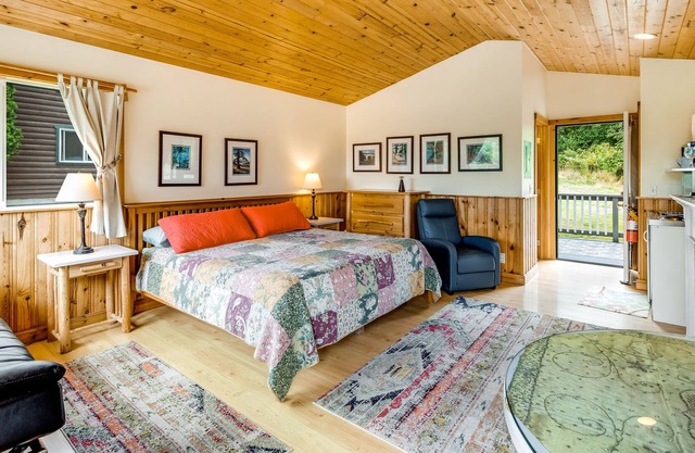 Bright cottage with fireplace, deck & private hot tub - walk to the beach/marina