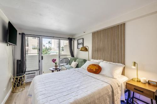 Bright & Cozy Condo Unit with Balcony!