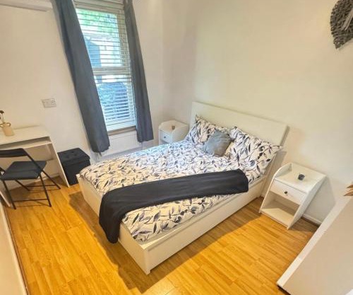 Bright & Cozy Double Room with great transport links