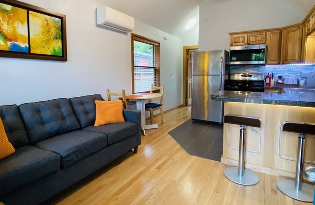 Bright/Cozy/Easy Short Walk to Division&Hawthorne