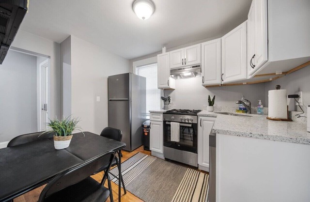 Bright cozy escape with full kitchen and Smart TV