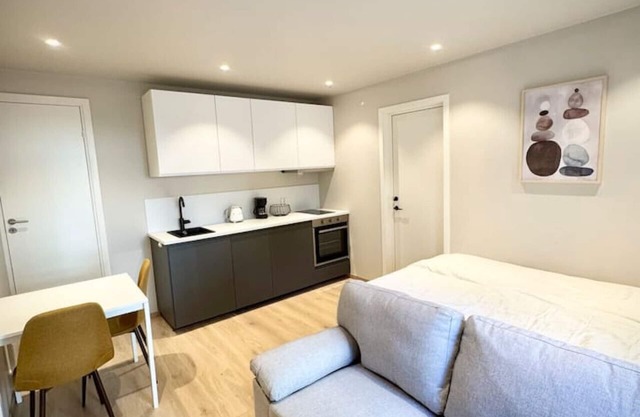 Bright & Cozy Studio - Central Location