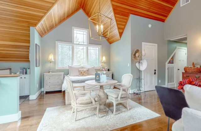 Bright & Cozy Studio w/ Hot Tub | Walk to Lake