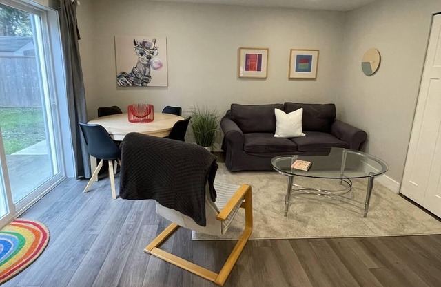 Bright, Cozy suite in quiet neighborhood close to amenities (Pet Friendly!)
