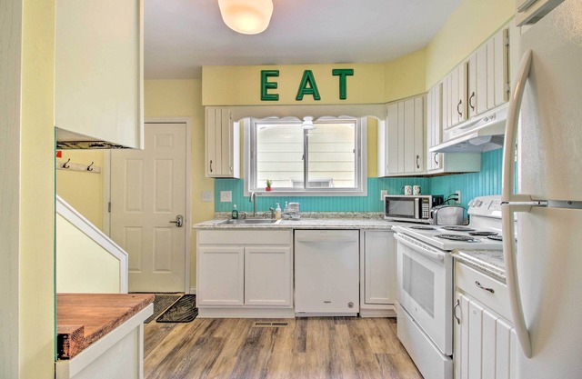 Bright Crosby Home - Walk to Main St & Beach!