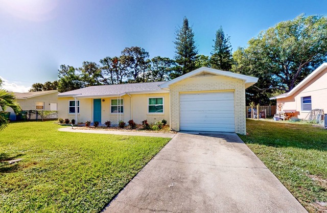 Bright dog-friendly house with screened patio - beach & golf nearby