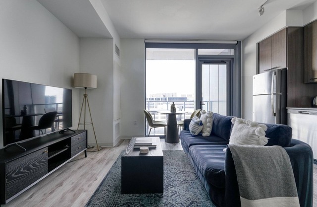Bright Downtown 1BR w/ Pool & Business Lounge, near Dining, by Blueground