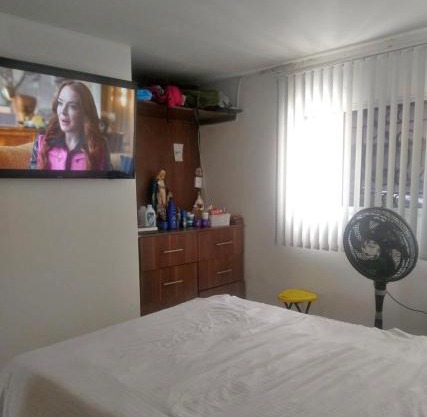 Bright Duplex 2 bedroom Apartment, kitchen, bathroom & living room