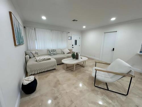 Bright Fort Lauderdale Villa with Private Heated Pool, Modern Décor and Palm-Lined Outdoor Oasis