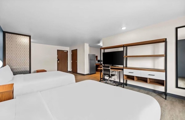 Bright, Fresh Suite with Full Kitchen for Extended Comfort