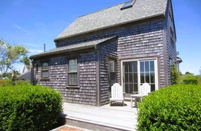 Bright freshly decorated 2-bedroom house on an acre