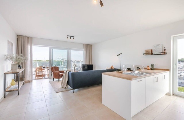 Bright Apartment with Harbor View