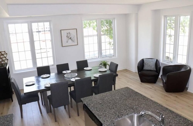 Bright High Ceiling Home In Heart Of Newmarket