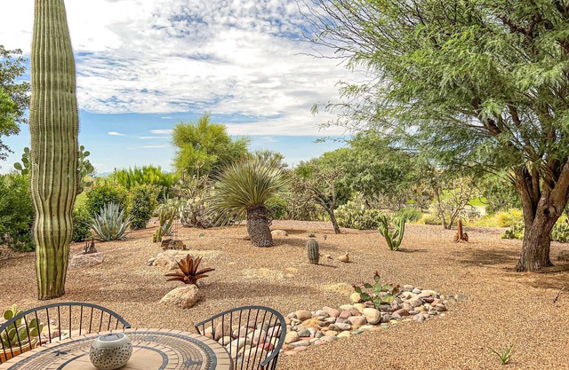 Brillante y familiar hogar con una piscina compartida, jacuzzi y campo de golf.