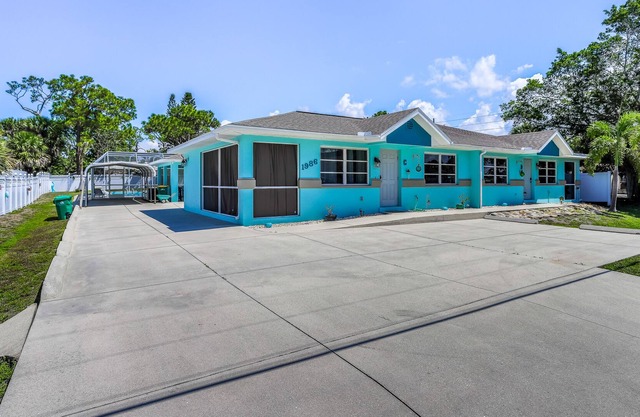 Bright home with W/D, AC, WiFi, pool, grill, & ping pong - near beach & dogs OK