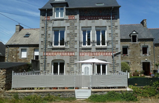 Bright house near the Rance - 3 bedrooms, master suite, south-facing courtyard