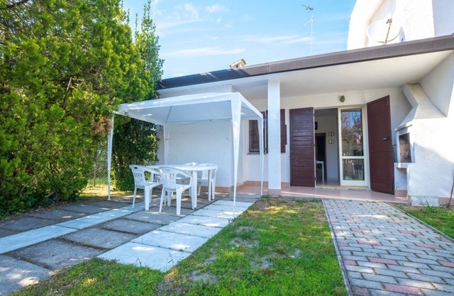 Villa con entrada independiente y jardín, a 200 metros del centro y barbacoa.