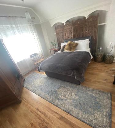 Bright large double with parking and lovely bath
