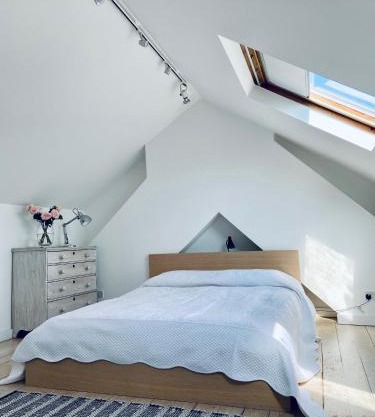 Bright loft room near Wimbledon tennis