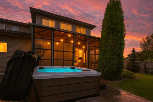 Bright Luxury Home-Hot Tub-Sunroom-King Bed-AC
