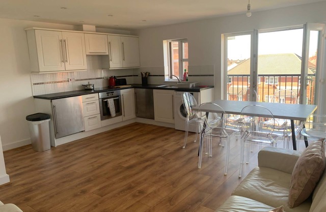 Bright modern 2 Bed Apartment Free Parking, walking distance to Crosby Beach