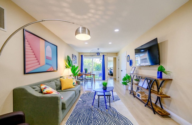 Bright & Modern 2BR Retreat– Stylish & Central