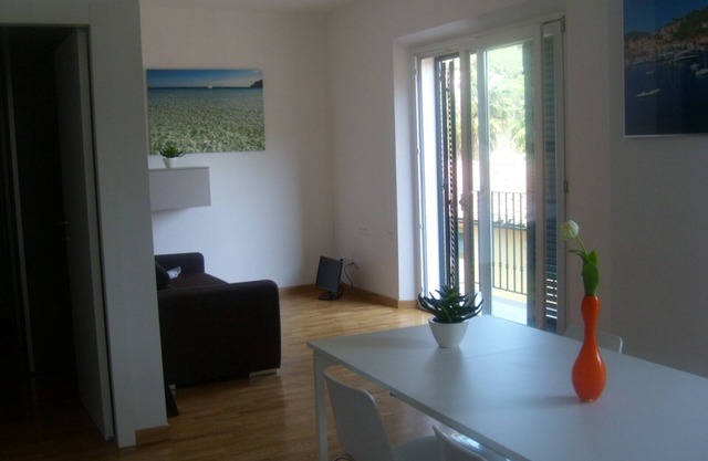 Apartamento moderno y luminoso junto al mar con 2 balcones.