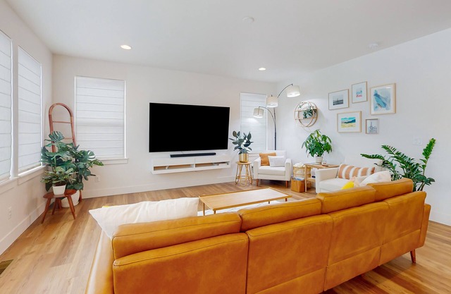 Bright modern dog-friendly home with mountain view & fenced yard