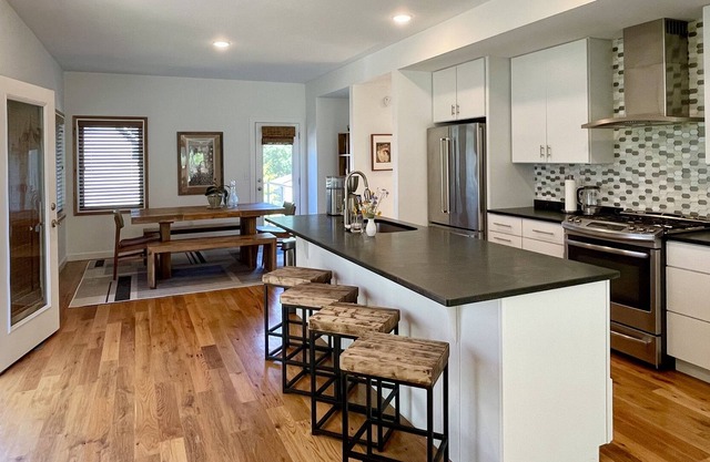 Bright, Modern Home Near Downtown C-Ville & UVa
