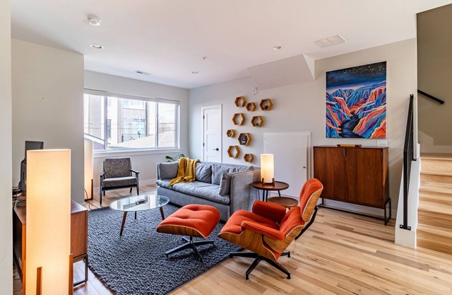 Bright Modern Home with Office, Home Gym & Sauna!