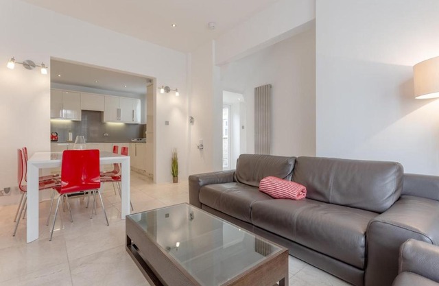 Bright Modern Large 1 Bed Flat in Battersea Clapham Junction
