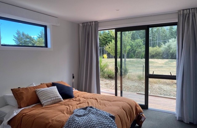 Bright, modern, open plan and 5-mins walk to Lake Hawea