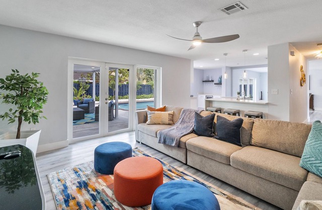 BRIGHT MODERN POOL HOUSE PERFECT FOR LONG STAYS