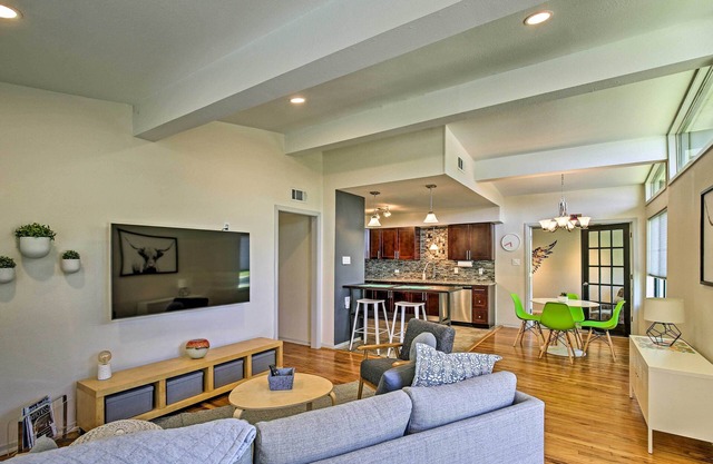 Bright & Modern Texas Getaway - 7 Mi to The Alamo!