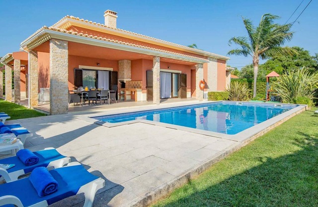 Villa Azul es una villa moderna y elegante con una gran piscina y amplias habitaciones, todas con aire acondicionado.