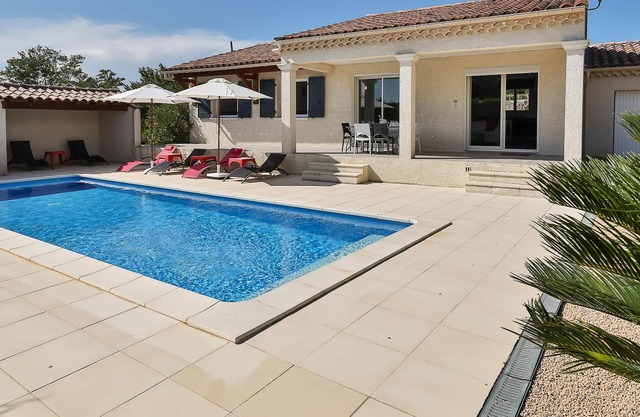 Bright, modern villa with private pool, 1 km from Cairanne