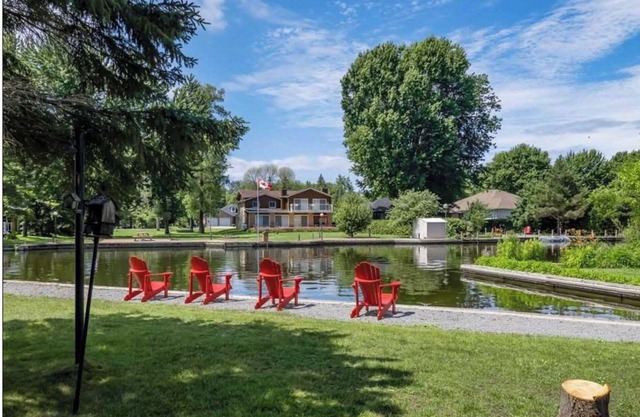 Bright Modern Waterfront Cottage w/hot tub -- 5 min from the beach!