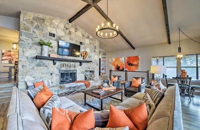 Bright n Breezy Waterfront Lake Granbury Getaway!
