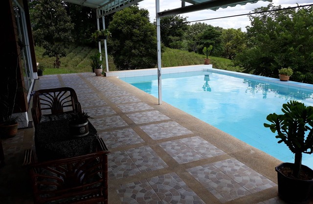 Villa nueva y luminosa con piscina privada en la colina.