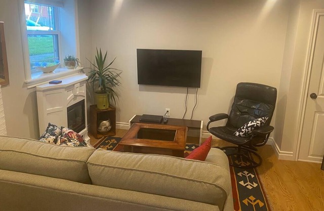 Bright One Bedroom Suite with Yard