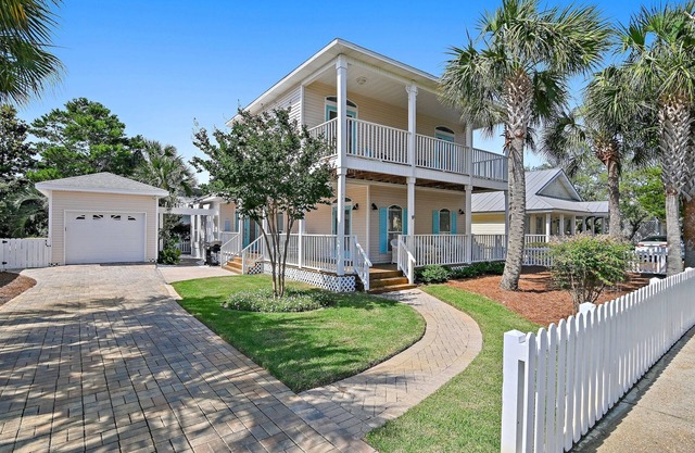 Bright open floor plan, 4 minute walk to Beach, Community pool!