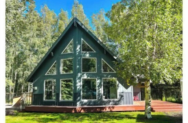 Bright & Open Home in North Pole