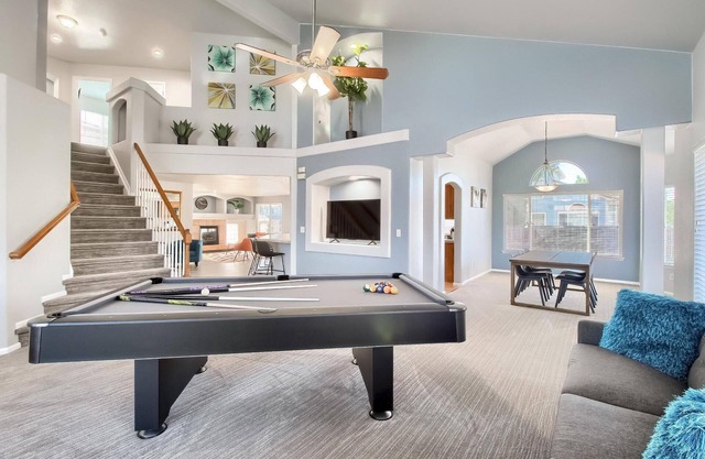 Bright&Open, Lrg home @DIA w/Pool Table & Firepit